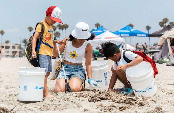 Volunteers collecting trash on the beach